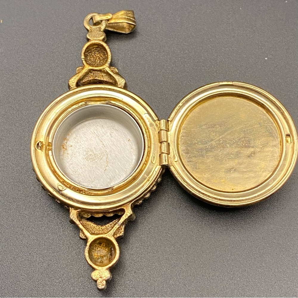 Vintage Victorian Style Crème perfume Pendant - Picture 6 of 6